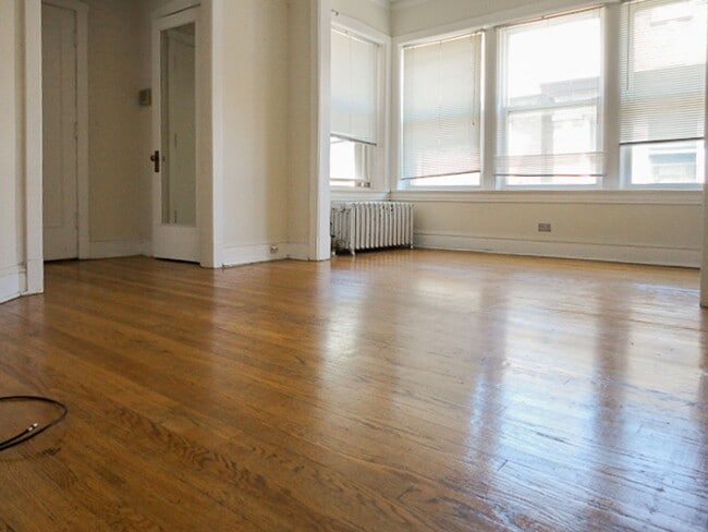Building Photo - 5043 N Damen Ave