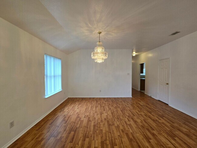 Foto del edificio - AVAILABLE NOW!