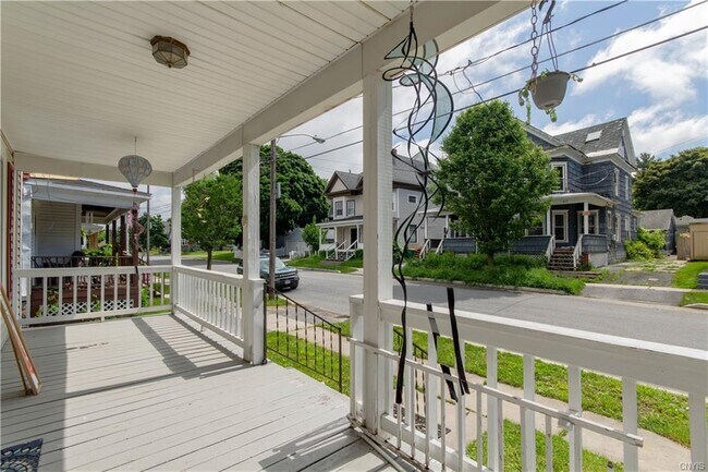 Porche delantero - 218 S Pleasant St