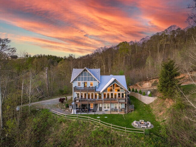 Foto del edificio - 140 Mystic Ridge Dr