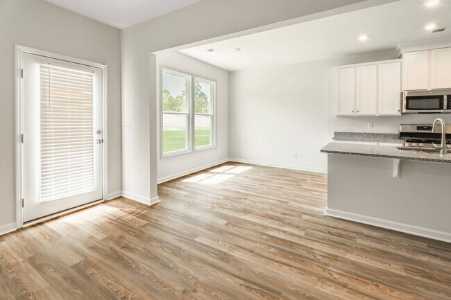 Building Photo - 421 Midland Pnes Dr