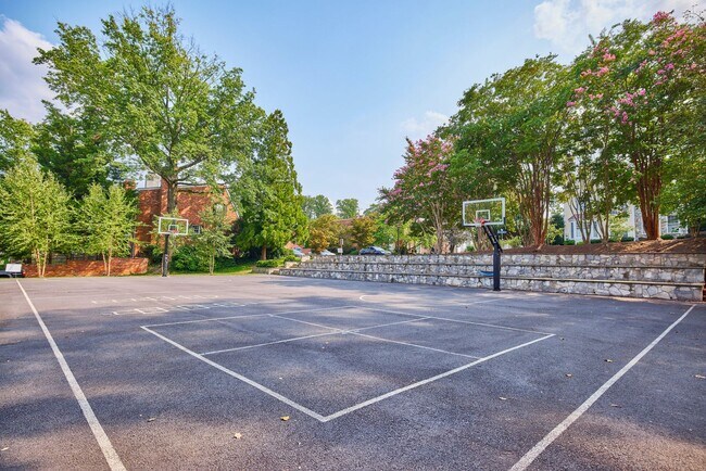 Building Photo - Stunning 3 Bed 2.5 Bath Townhome In Vibran...