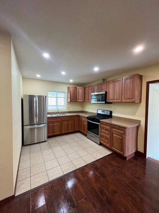 Building Photo - MOVE IN READY 4+2 w/bonus room + open floo...