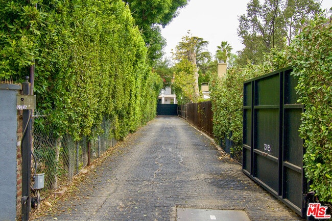 Foto del edificio - 23135 Dolorosa St