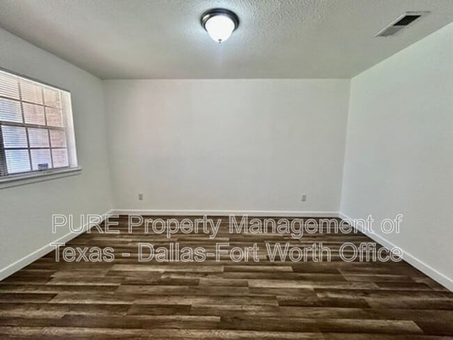 Foto del edificio - 3809 Falcon Dr