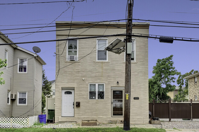 Building Photo - 3022 S Wood Ave