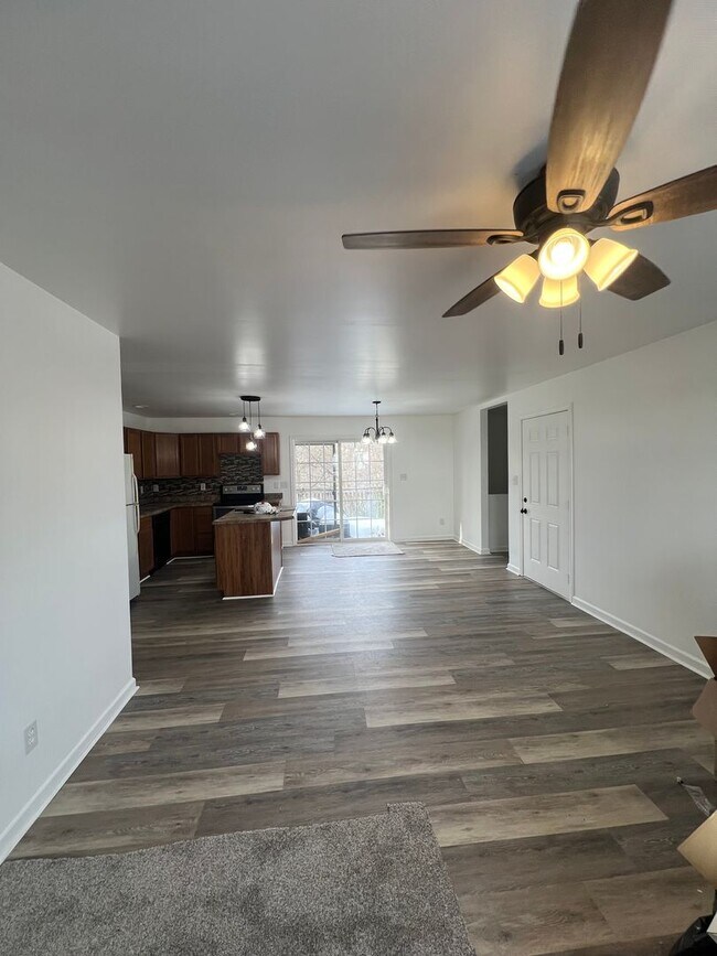 Foto del edificio - 5 BEDROOM, 2 baths $2000.00