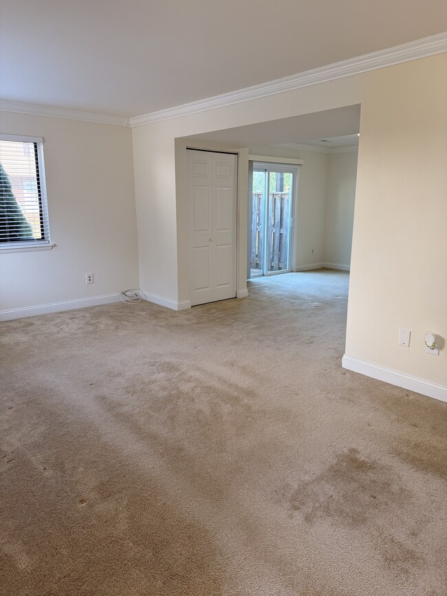Building Photo - 9015 Sandalwood Dr