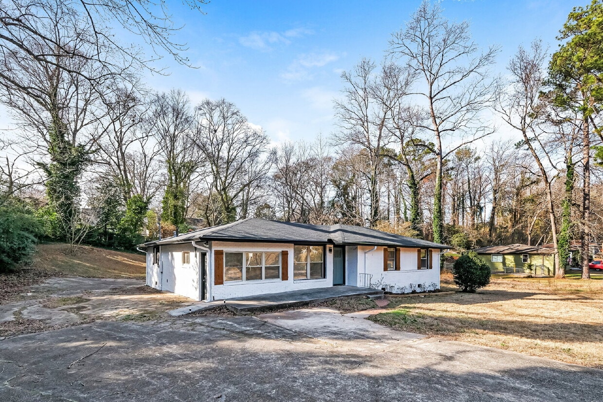 **Spacious 4-Bedroom Home with Modern Comforts in Decatur, GA** - **Spacious 4-Bedroom Home with Modern Comforts in Decatur, GA**