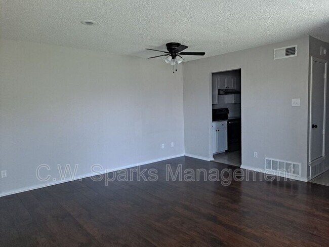 Building Photo - 6866 S Creek Dr
