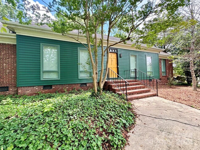 Building Photo - 1616 Bonnie Ln
