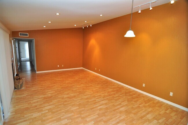Building Photo - 3154 E Clarendon Ave
