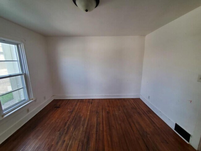 Building Photo - 202 N Van Buren Ave