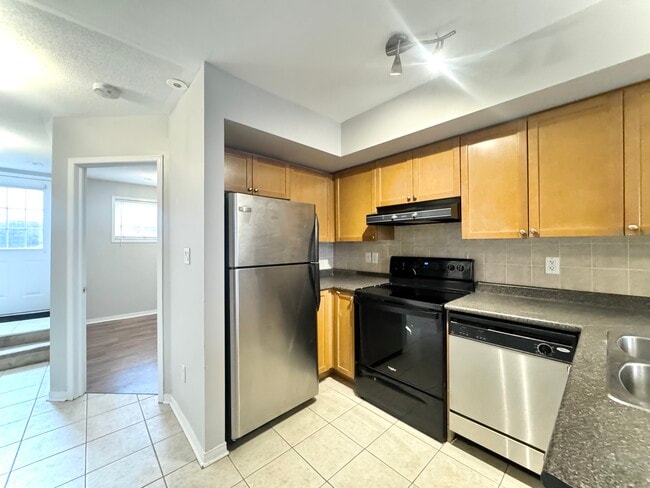 Building Photo - 65 Turntable Crescent