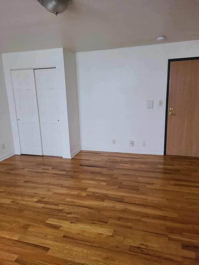 Foto del edificio - 1515 N Farwell Ave