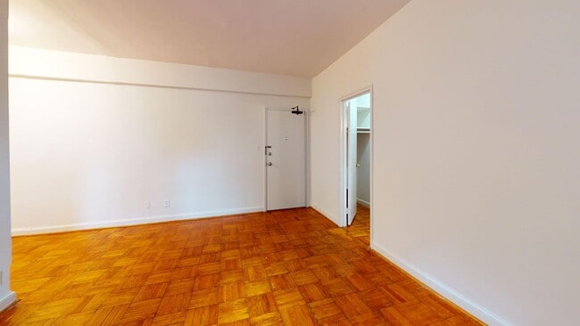 Foto del edificio - Foggy Bottom Efficiency W/Roofdeck, All En...