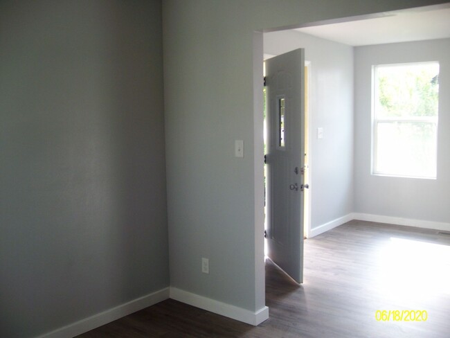 Building Photo - 3 Bedroom/1Bath