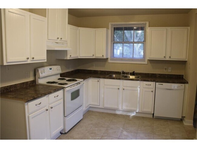 Building Photo - 1417 Oakwood St