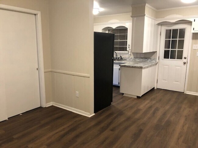 Building Photo - 308 S Foster Drive