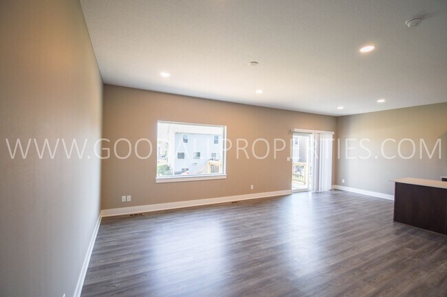 Foto del edificio - Beautiful 4 Bedroom finished walkout basem...