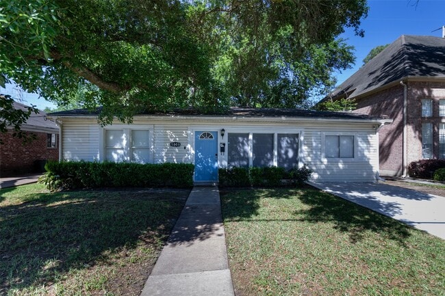 Foto del edificio - 5808 Community Dr