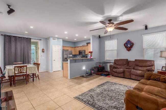 Foto del edificio - 18247 W Carol Ave