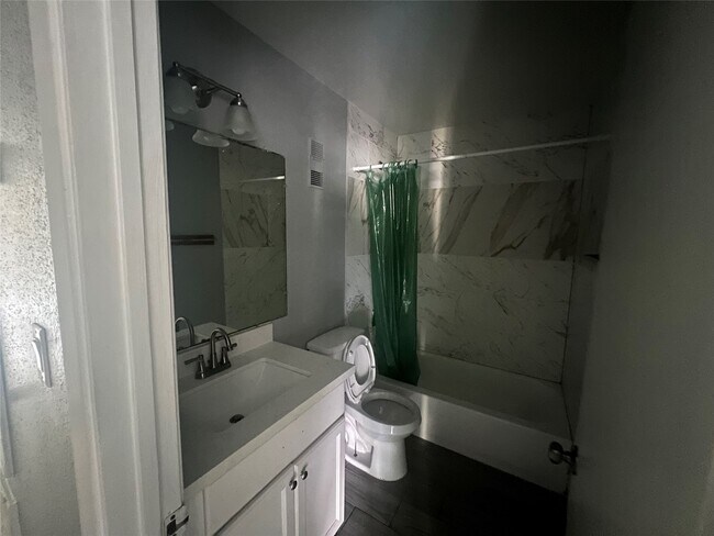 Foto del edificio - 8034 Antoine Dr