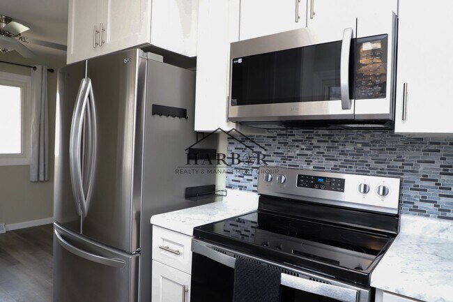 Building Photo - Single Family Home in SE Rochester Availab...