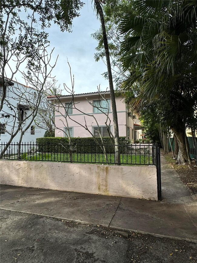 Foto del edificio - 433 Santander Ave