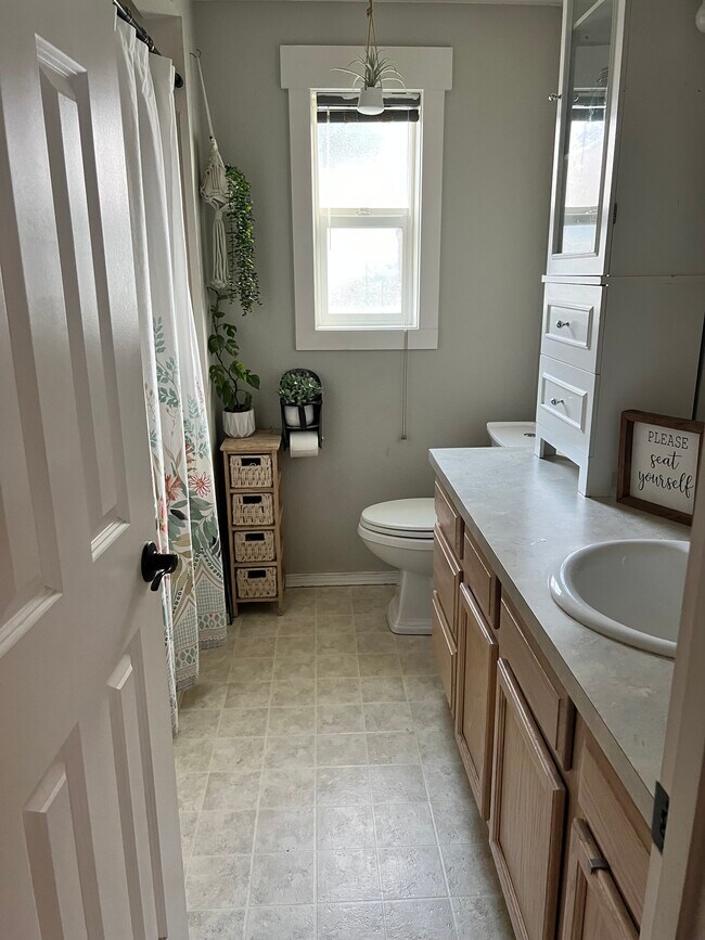 Baño con bañera y ducha - 1329 Porter St