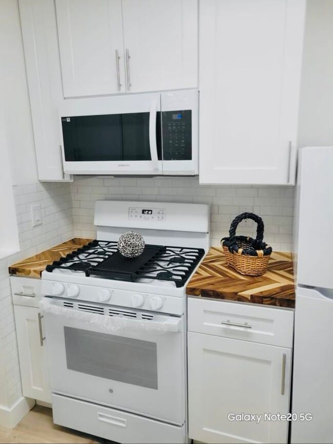 Building Photo - "Brand new" Cottage!  1-BR + den, totally ...