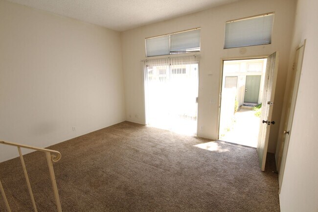 Foto del edificio - 2-Bedroom 1.5-Bathroom Townhouse