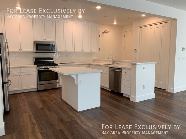 Building Photo - Modern 2 BR/2 BA Top-floor Unit, blocks fr...