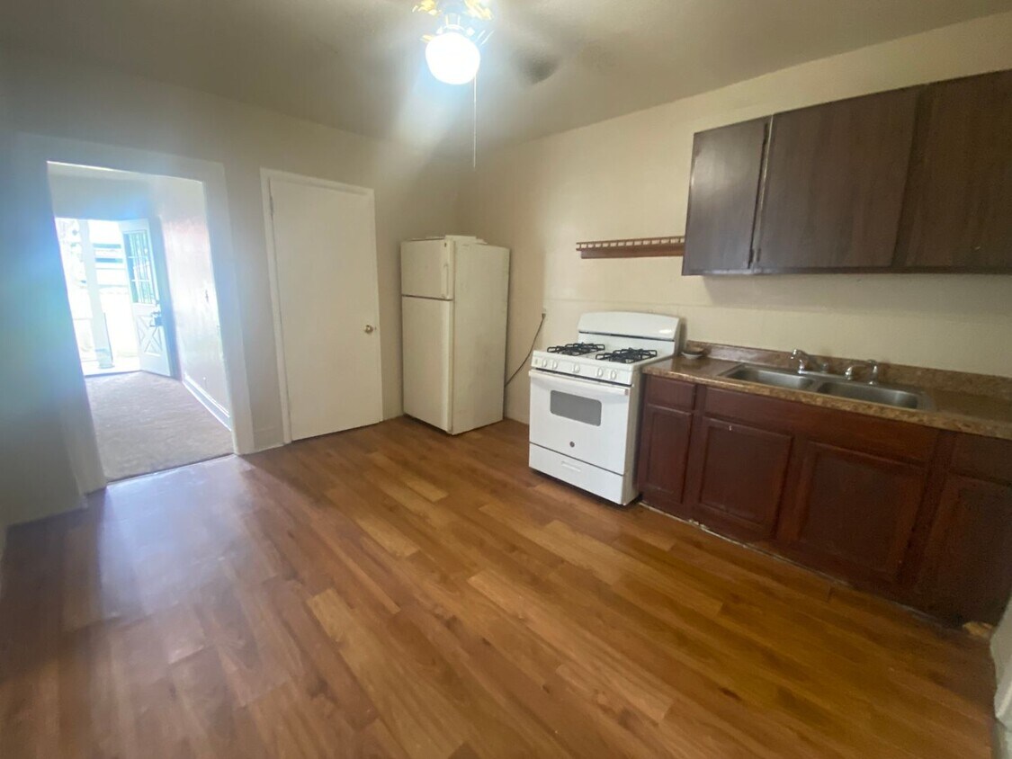Foto principal - 904 E 3rd St