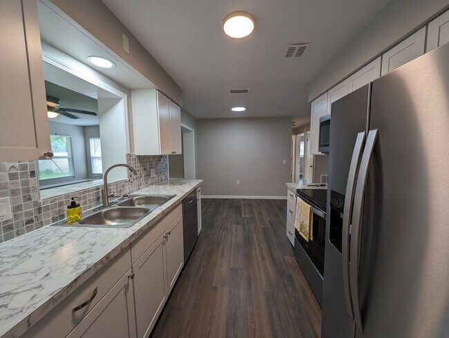 Building Photo - Nicely Updated 2/1.5 Beverly Hills Home