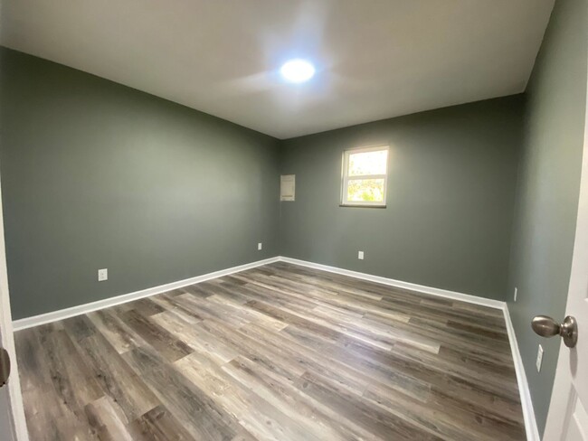 Building Photo - 2 Bedroom 1 Bath Apartment in Greeneville, TN