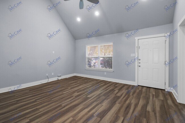 Building Photo - Adorable 3/2 in the Great Neighborhood of ...