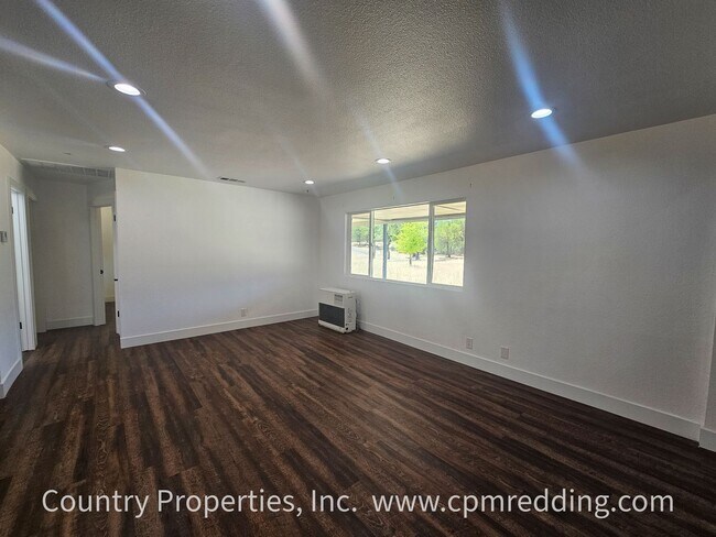 Foto del edificio - Remodeled Spacious House with Shop on 5 Ac...