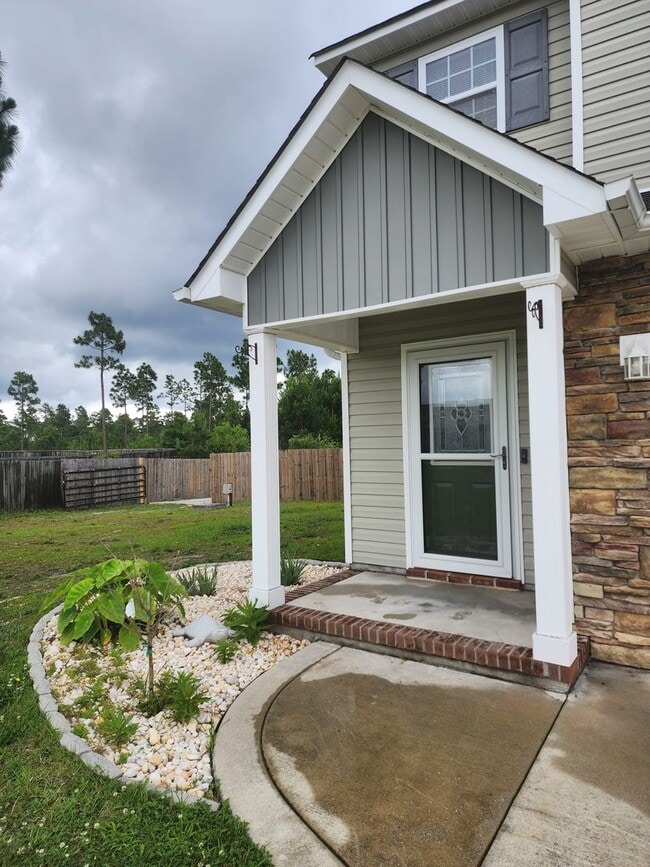 Building Photo - 208 Lockwood Ct