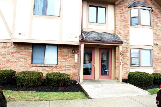 Building Photo - 2241 Hedgerow Rd