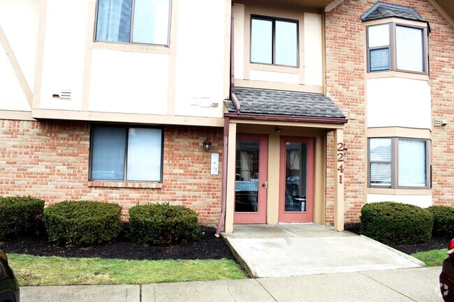 Building Photo - 2241 Hedgerow Rd