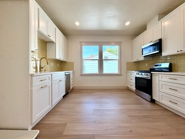 Foto del edificio - Beautifully updated 2/1 in North Oak Park! Located Close to UC Davis Med Center + MgGeorge Law Sc...