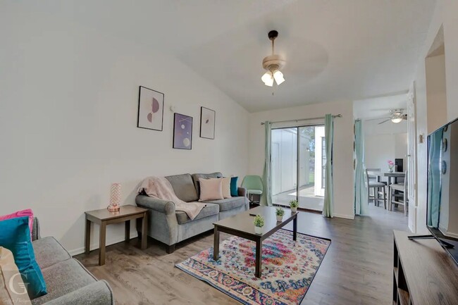 Building Photo - Fully Furnished All Bills Included - 2 bed...