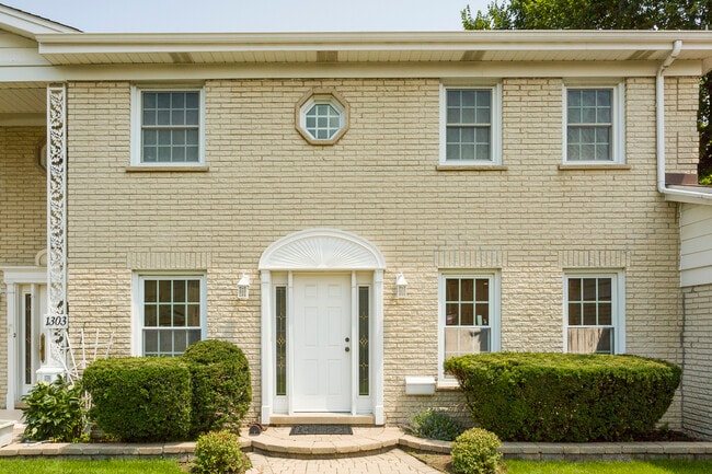 Building Photo - 1301 N Northwest Hwy