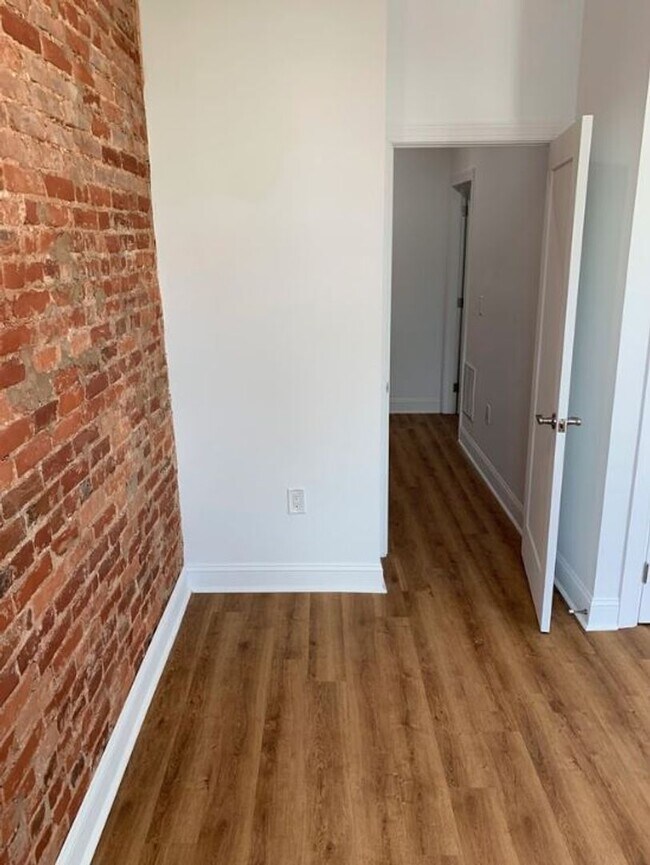 Foto del edificio - Single Family Strawberry Mansion