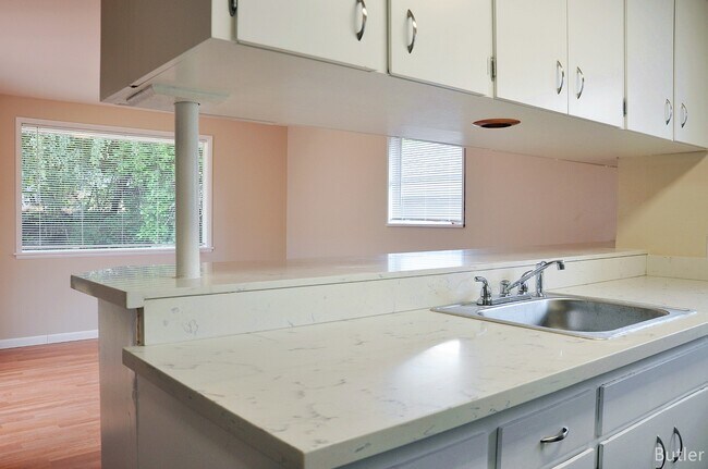 Foto del edificio - CLICK "REQUEST A TOUR" NOW!