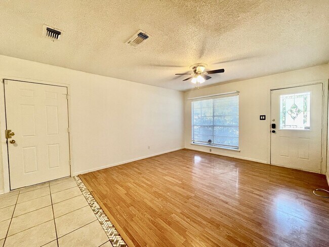 Foto del edificio - Charming 3 Bedroom Home w/ 1 Car Garage and Large Fenced Yard!!