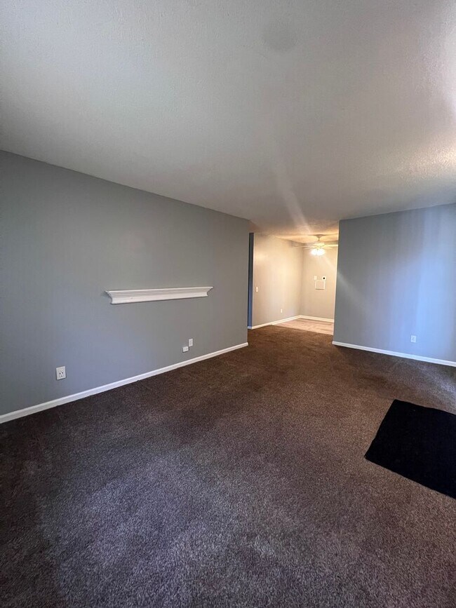 Foto del edificio - Cozy 2-Bedroom Apartment with Convenient First-Floor Living