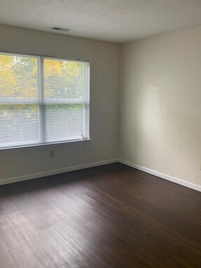 Foto del edificio - Huge 4 Bedroom 2 bath House with Garage