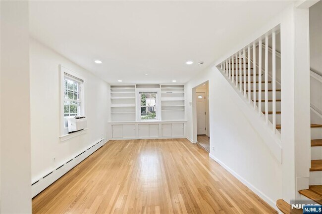Building Photo - 7 Burnham Pl